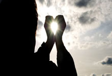 江南体育：孙俪邓超现身上海F1大赛，一身品牌穿搭惹注意，长发的孙俪太美了.